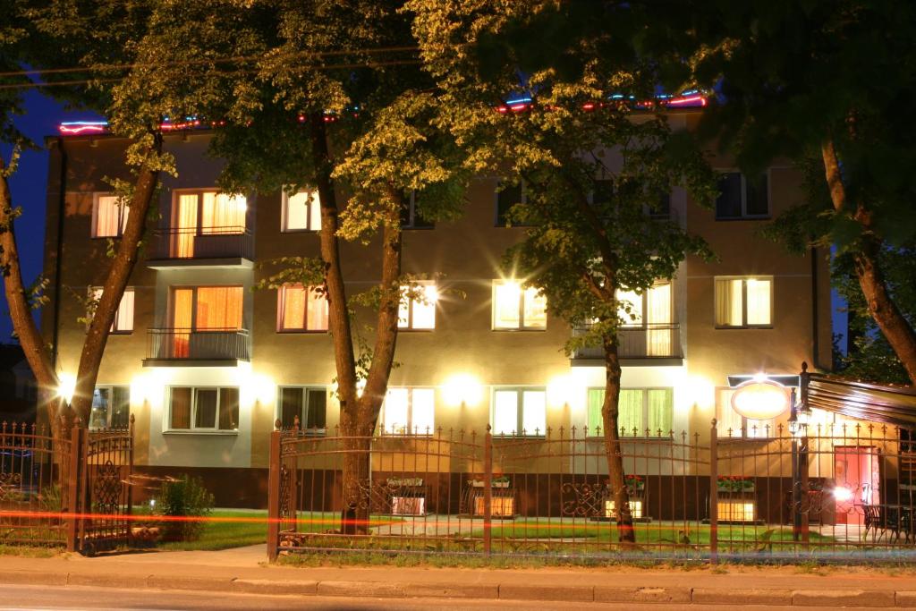 ein Gebäude mit Lichtern in der Nacht davor in der Unterkunft Tvirtovė in Vilnius