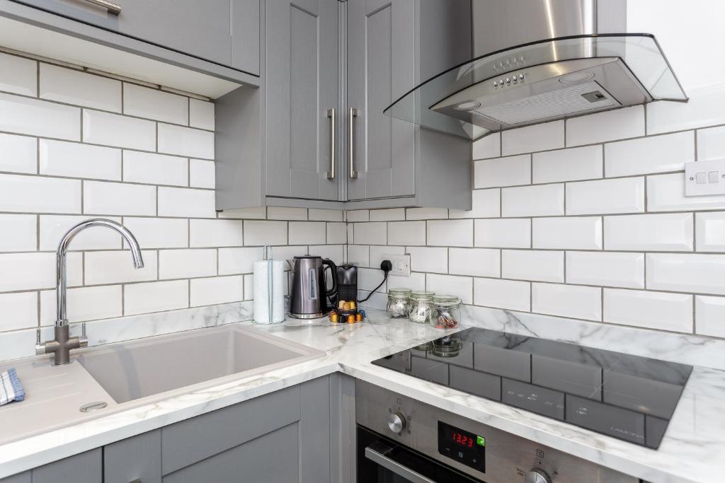 A kitchen or kitchenette at Sovereign Gate - 2 double bedroom apartment in Portsmouth City Centre