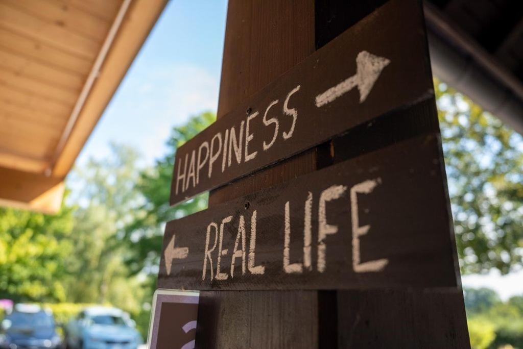 Una señal que dice que la felicidad es una vida real en Camping Ettelbruck, en Ettelbruck