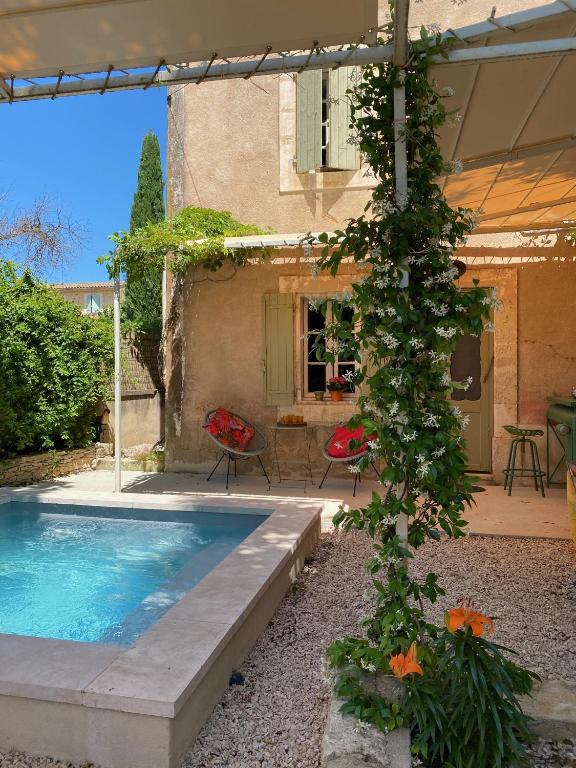 une maison avec une piscine et un arbre dans l'établissement L'Escarpolette, à Saint-Saturnin-lès-Apt