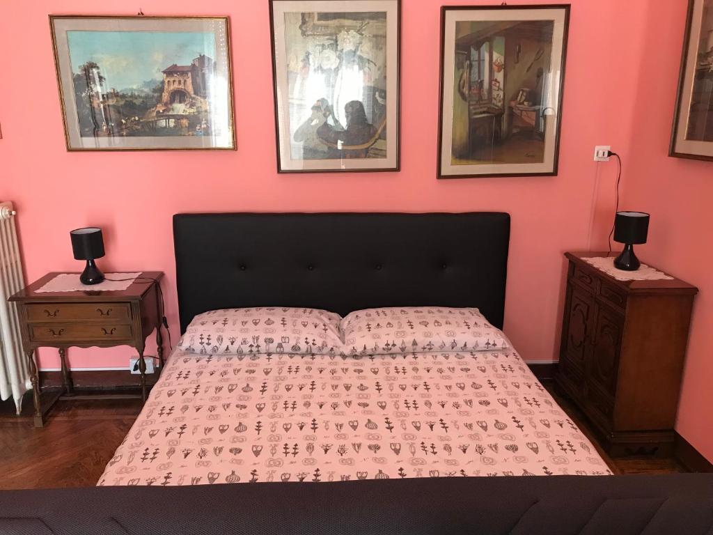 1 dormitorio con 1 cama con pared de color rosa en Dany Sweethouse, en Bérgamo