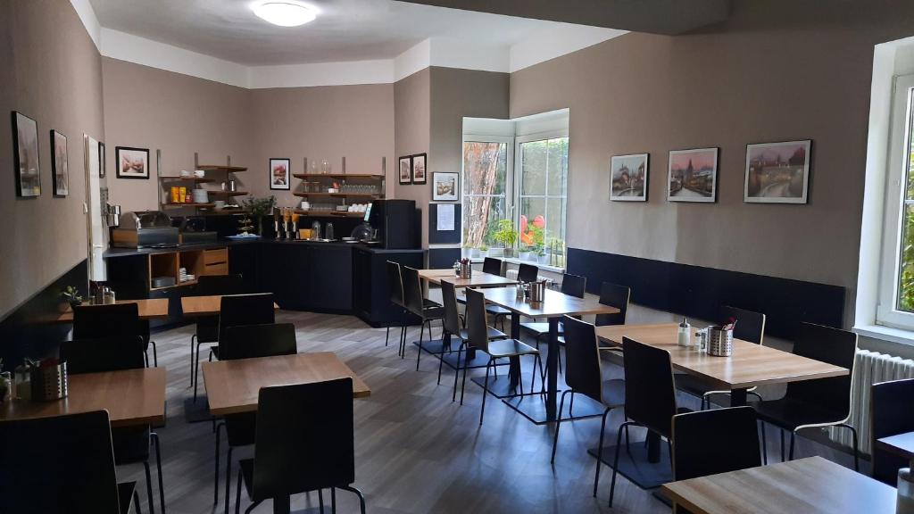 Reštaurácia alebo iné gastronomické zariadenie v ubytovaní Hotel Tulipan Pruhonice