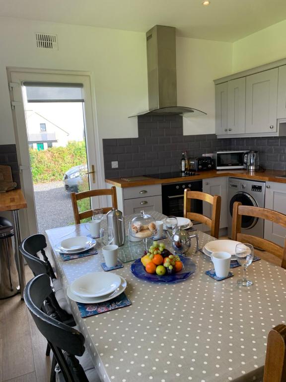 Kuchyň nebo kuchyňský kout v ubytování Doolin View Apartment