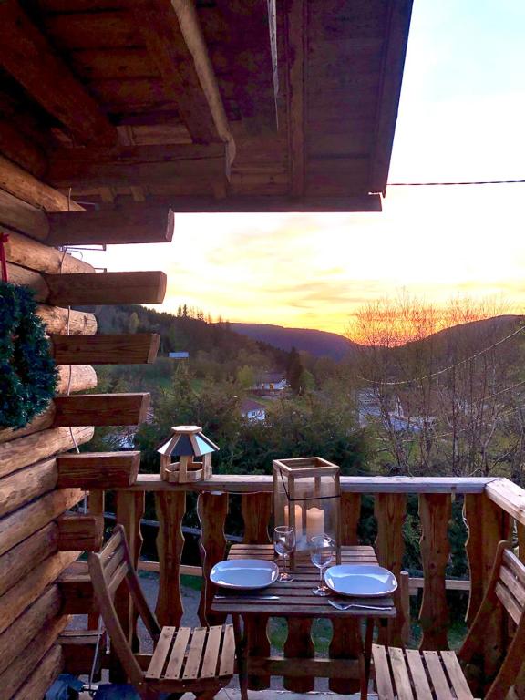 Balkón nebo terasa v ubytování Le Bois des Neiges Charmant chalet authentique à 5 mn de Gérardmer