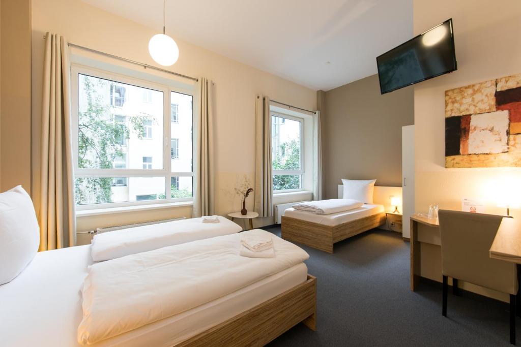 Postel nebo postele na pokoji v ubytování Nu Wave Hotel Berlin - Digital Check-In 2025
