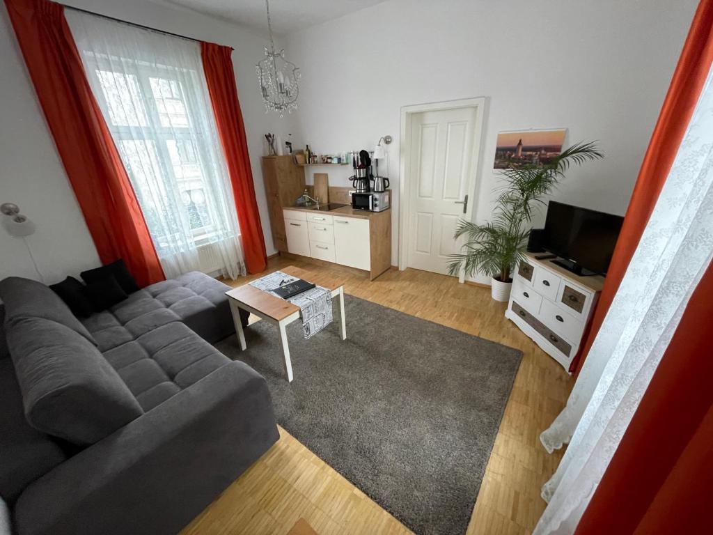 een woonkamer met een bank en een tv bij LE-Citywohnung-I in Leipzig