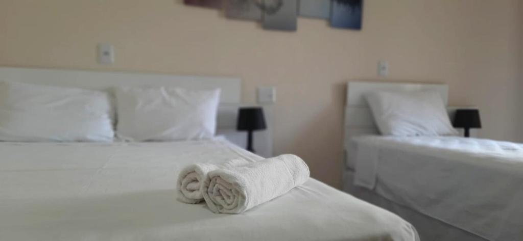 ein Schlafzimmer mit einem Bett mit Handtüchern darauf in der Unterkunft Esplanada Hotel in São Paulo