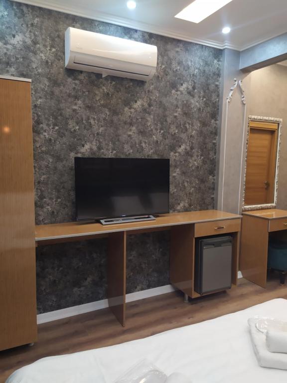 A television and/or entertainment centre at BoNaMi Hotel