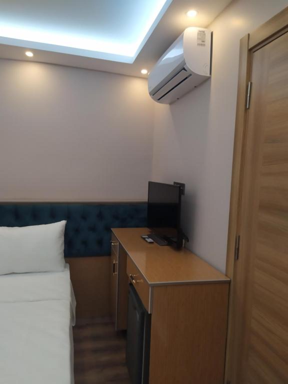 A television and/or entertainment centre at BoNaMi Hotel