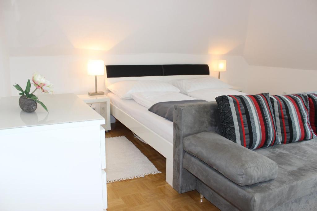 Postel nebo postele na pokoji v ubytování Ferienwohnung und Gästezimmer Korb