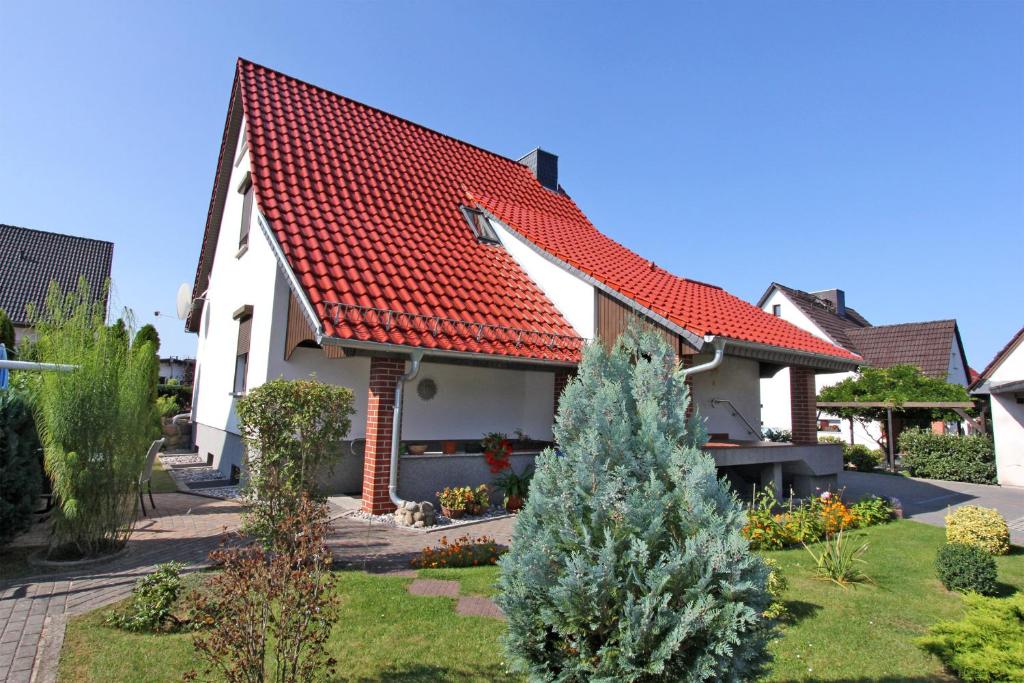 ユッケリッツにあるFerienwohnung Ueckeritz USE 1281の赤屋根白屋根