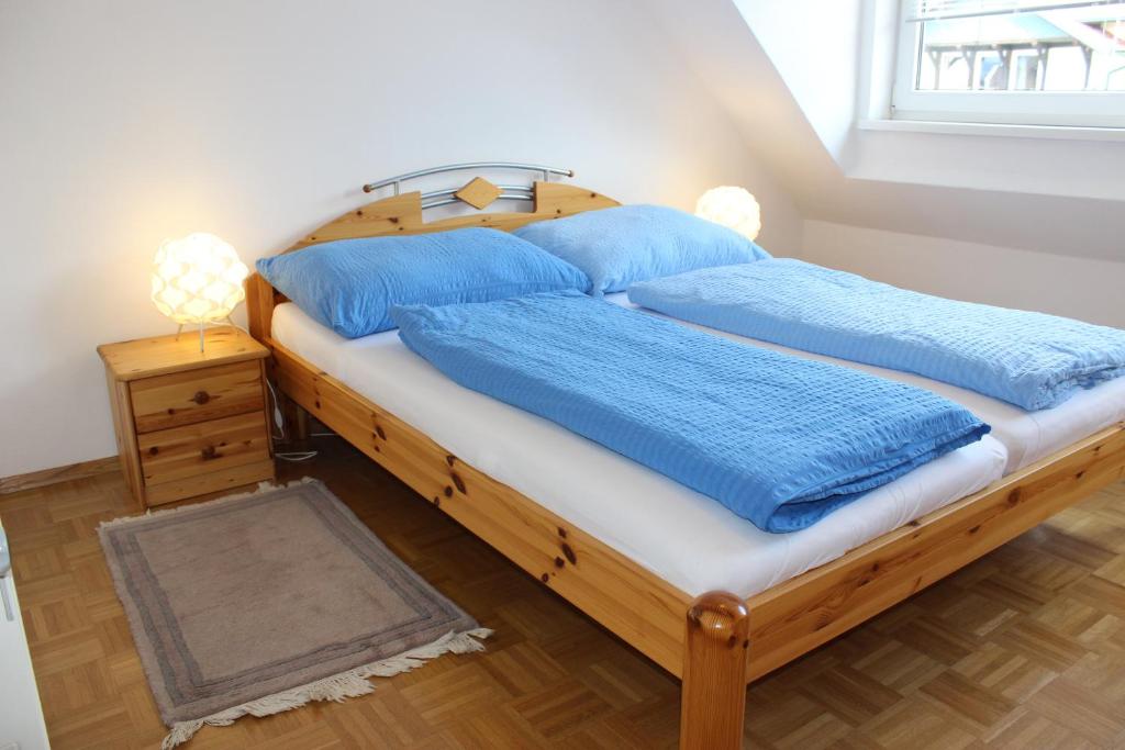 Postel nebo postele na pokoji v ubytování Ferienwohnung und Gästezimmer Korb