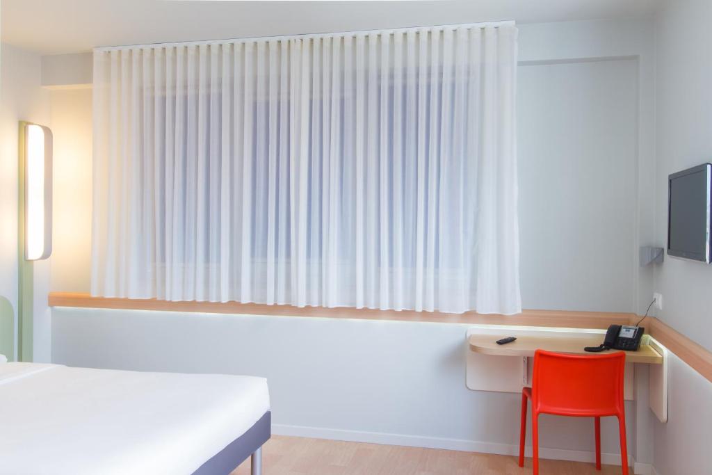 Una televisión o centro de entretenimiento en Ibis Budget Braga Centro