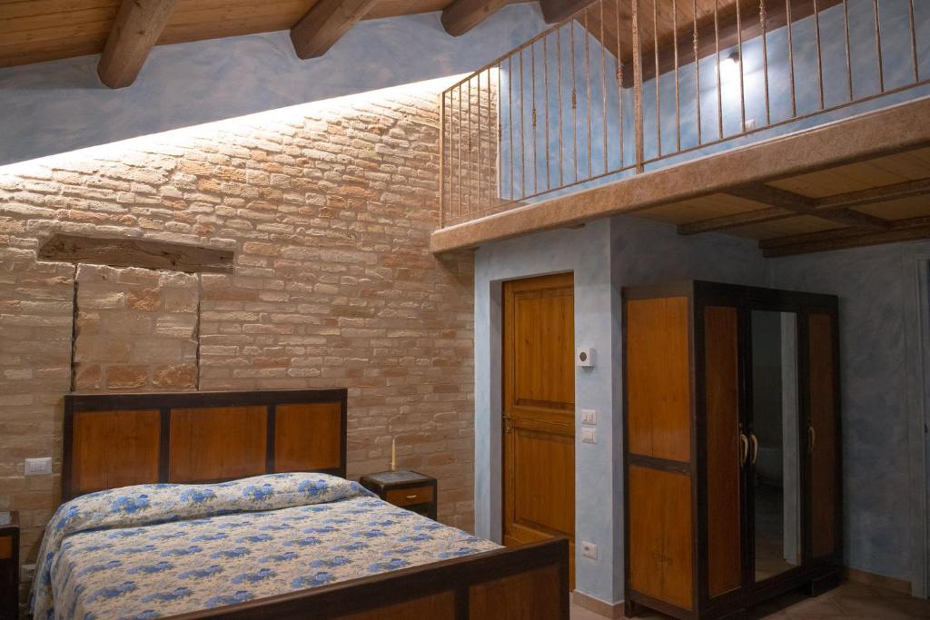 - une chambre avec un lit et une mezzanine dans l'établissement Casolare della Quiete, à Corridonia