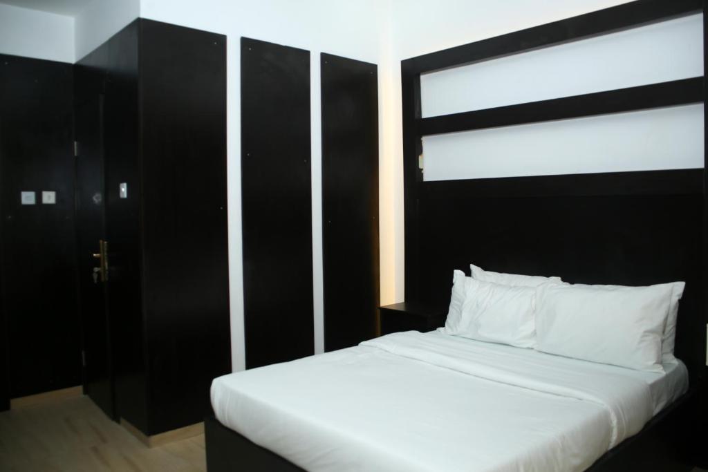 Postel nebo postele na pokoji v ubytování Hotel Capitol