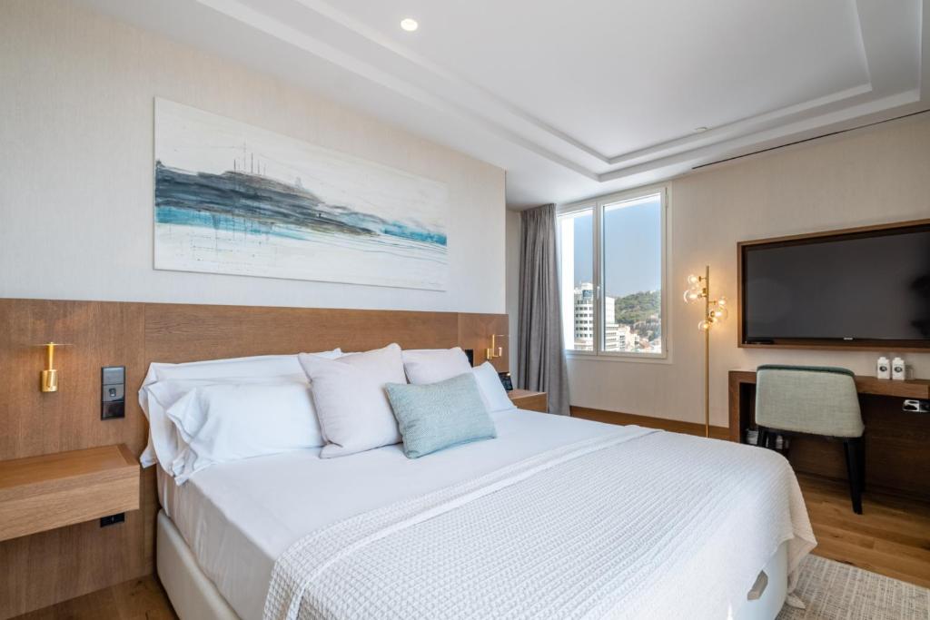 
Double Room with View
