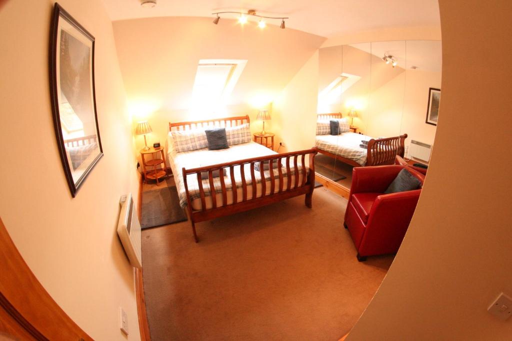 - un salon avec un lit et un canapé dans l'établissement Macallen, à Nairn