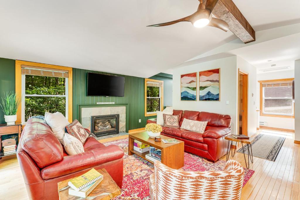 a living room with leather furniture and a fireplace at Bee & Bae Hideaway in Beech Mountain