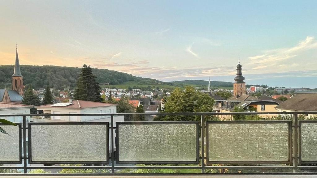 een balkon met uitzicht op de stad bij Apartment Panoramablick in Bad Bergzabern
