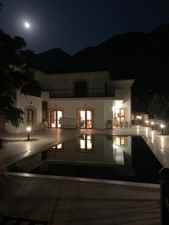 Spectacular views from this villa in Lapta - 豪华别墅