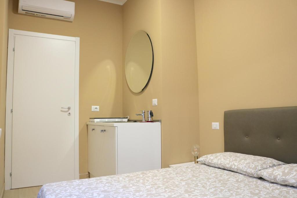 1 dormitorio con cama y espejo en la pared en Portello Double Rooms Flat - 3 people, en Milán