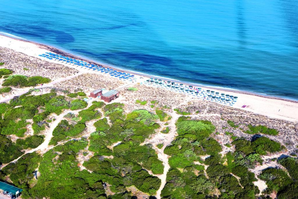 an aerial view of a beach and the water at Hotel Club Baia delle Mimose in Badesi