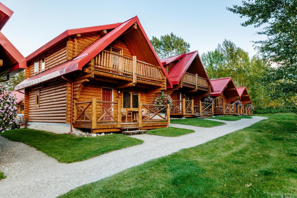 una fila de cabañas de madera con techos rojos en Miette Mountain Cabins, en Jasper