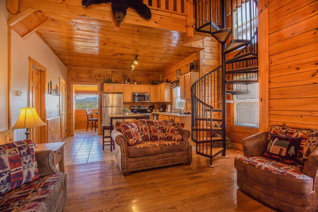una sala de estar con sofás y una escalera en una cabaña en Bear Claw · Bear Claw Retreat in Pigeon Forge!, en Pigeon Forge