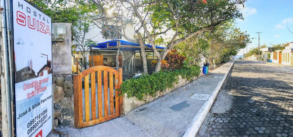 um portão ao lado de uma rua ao lado de um edifício em Hostal Suiza em Puerto Baquerizo Moreno