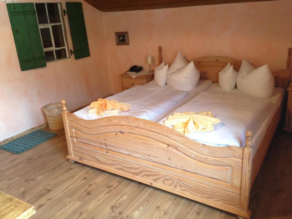 Postel nebo postele na pokoji v ubytování Zum Senn - Hotel Garni