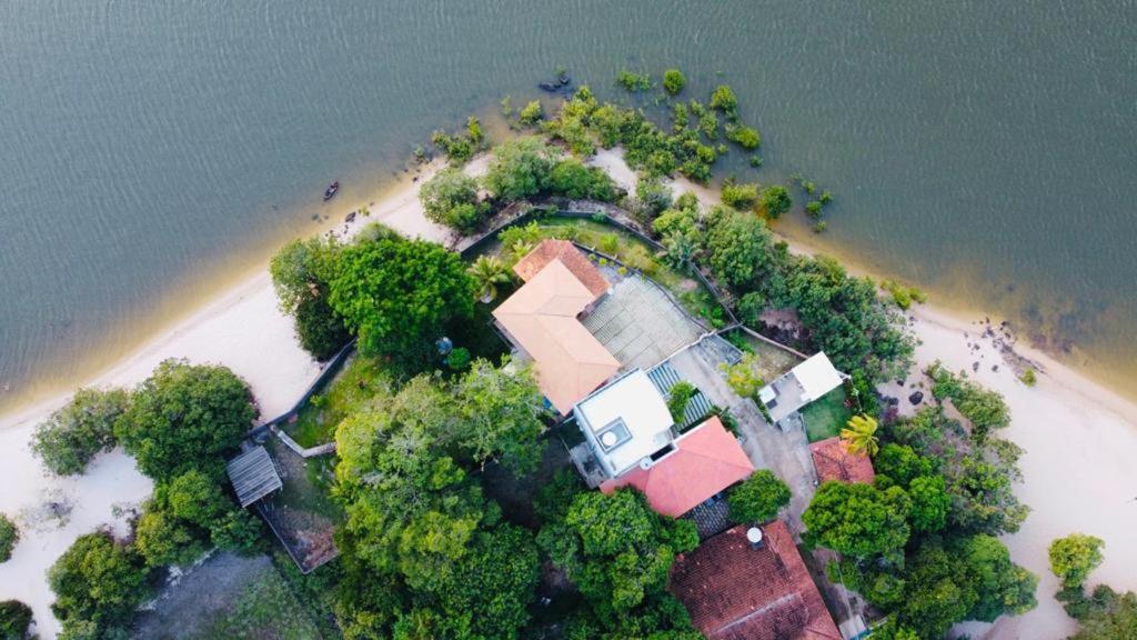 una vista aérea de una casa en una isla en el agua en Alter do Chão Casa de praia nobre com Wifi en Alter do Chao