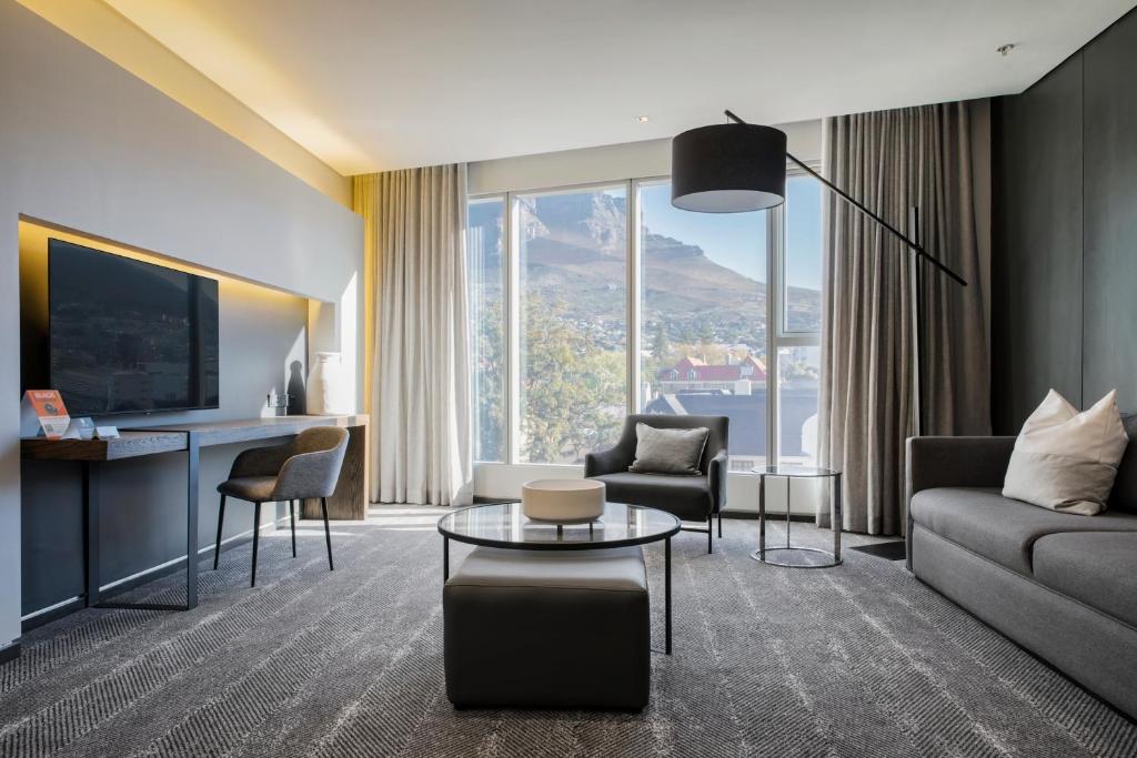 The Capital 15 on Orange Hotel & Spa - Executive Suite With Mountain View