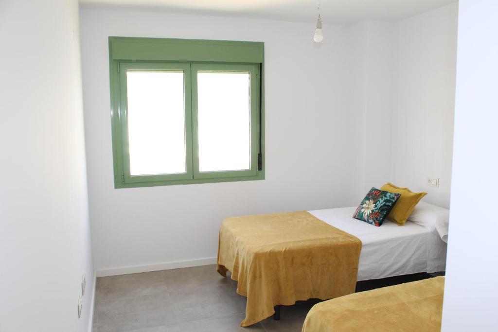 pokój z dwoma łóżkami i oknem w obiekcie OCEAN APARTAMENT !! 1ª Línea del Mar, piscina, parking, wifi w mieście Mojácar