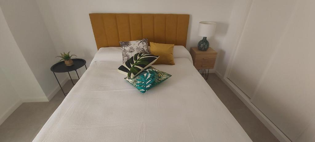 białe łóżko z dwoma poduszkami w obiekcie OCEAN APARTAMENT !! 1ª Línea del Mar, piscina, parking, wifi w mieście Mojácar