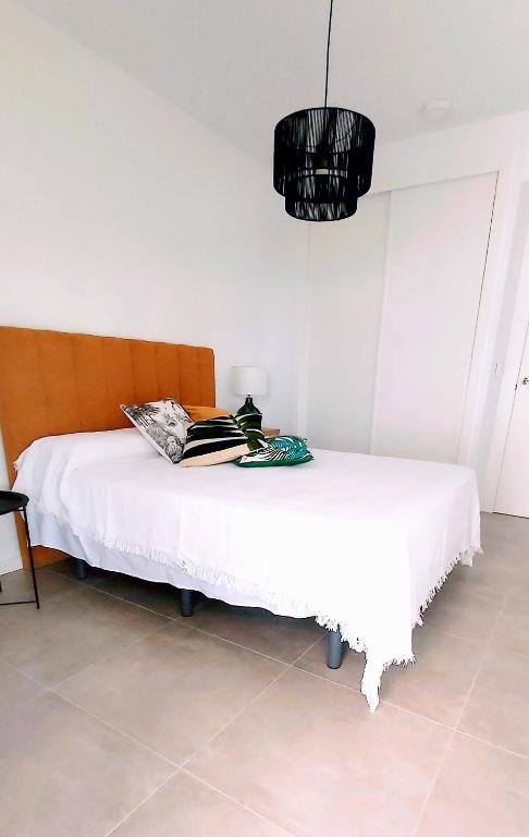 Łóżko lub łóżka w pokoju w obiekcie OCEAN APARTAMENT !! 1ª Línea del Mar, piscina, parking, wifi
