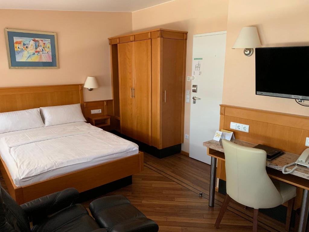Postel nebo postele na pokoji v ubytování Apartment Hotel KRAL - BUSINESS HOTEL & SERVICED APARTMENTS
