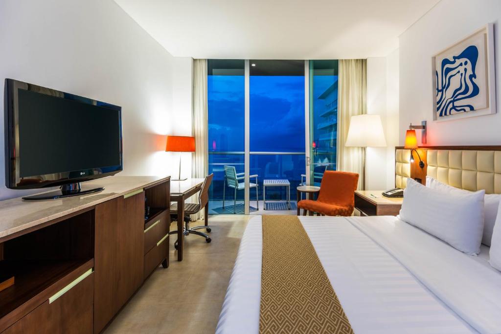 TV a/nebo společenská místnost v ubytování Holiday Inn Cartagena Morros by IHG