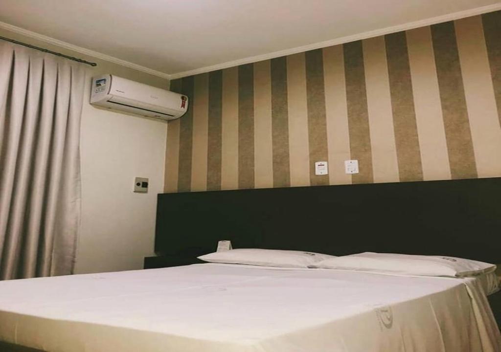 Uma cama ou camas num quarto em David Plaza Hotel