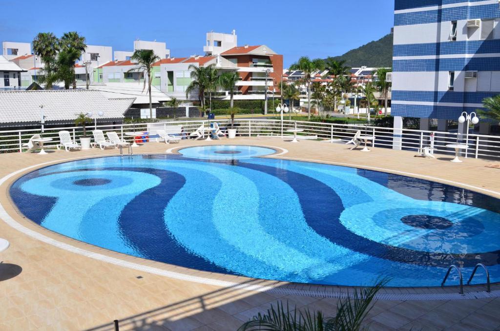 בריכת השחייה שנמצאת ב-Agua Azul, Condomínio com Ótima infraestrutura a uma quadra da Praia Brava N396 או באזור