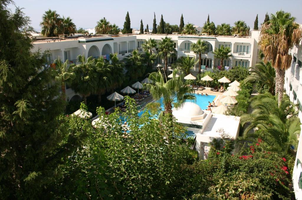 Вид на бассейн в Emira Hotel или окрестностях