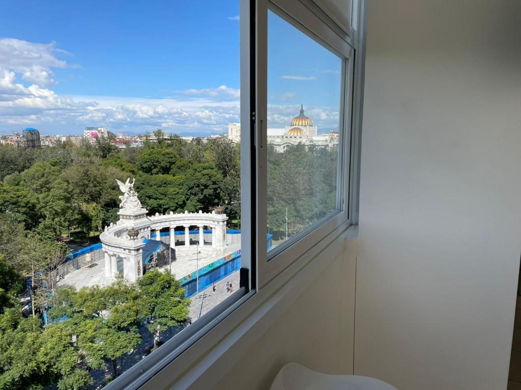 ventana en una habitación con vistas a un edificio en Boutique Apartment Downtown 707 two bedrooms, en Ciudad de México