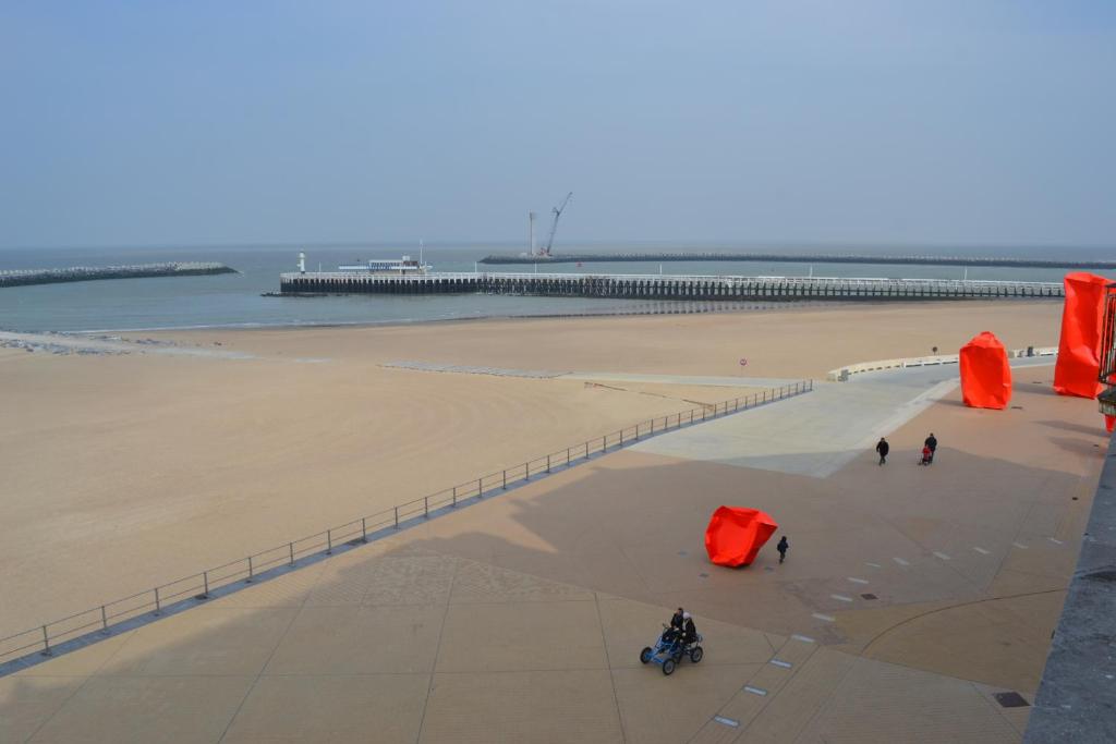z powietrza widok na plażę z molo w obiekcie Studio 24 Oostende w Ostendzie