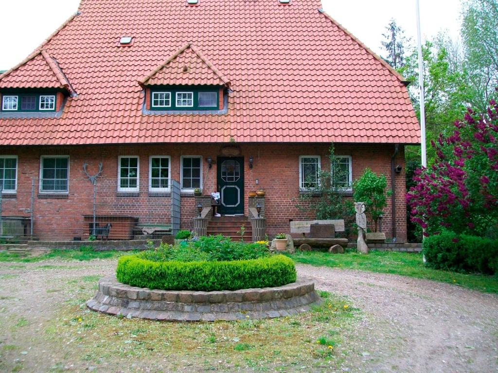 una casa de ladrillo rojo con techo rojo en Jägerlehrhof, Breiholz, en Breiholz