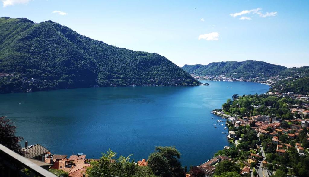- une vue sur une grande étendue d'eau avec des montagnes dans l'établissement Como Lake Panorama Apartment Olivia, à Cernobbio
