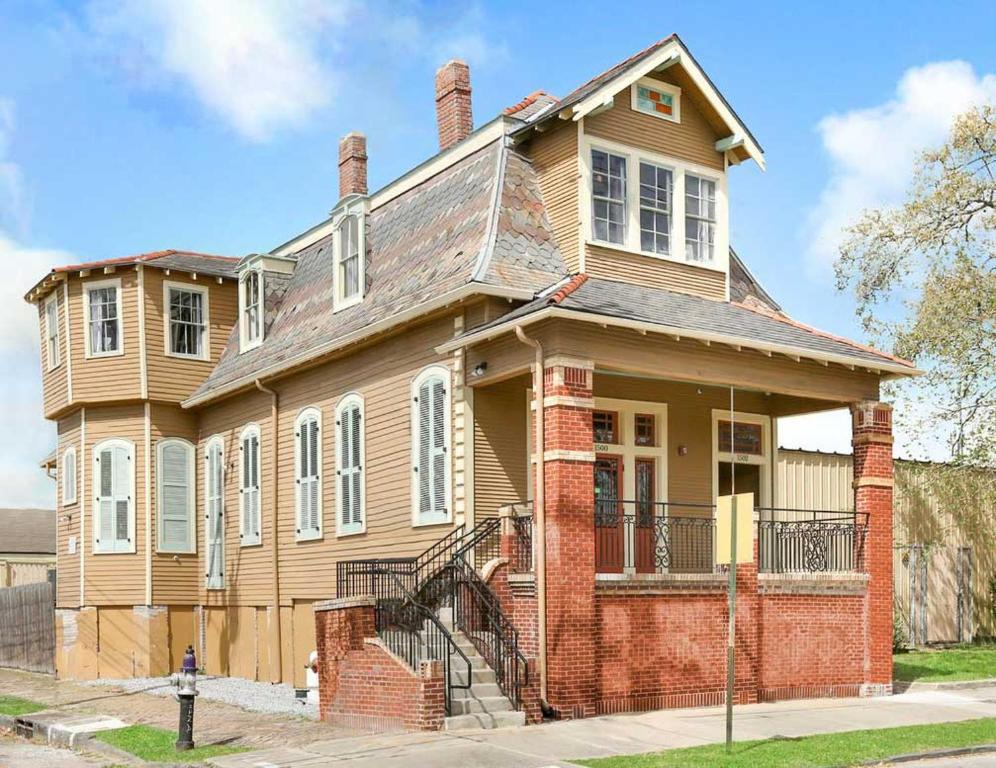 una vieja casa de ladrillo con una escalera delante de ella en Nitey Nite Inn, en Nueva Orleans