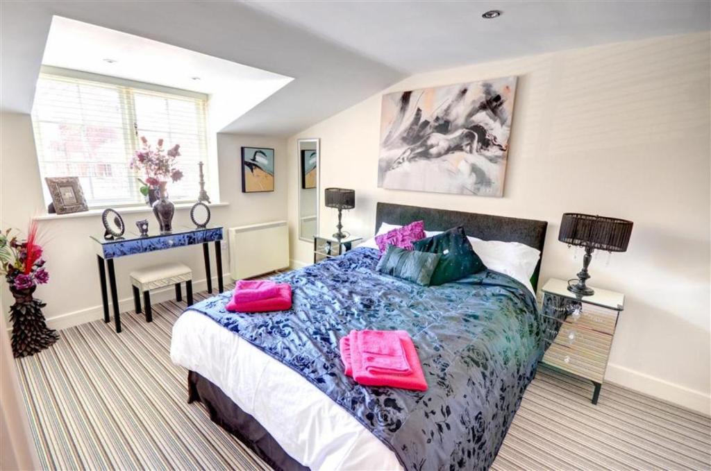 Postel nebo postele na pokoji v ubytování Hotties House - Two-Bed Cottage, Dog-Friendly & Off-Street Parking -