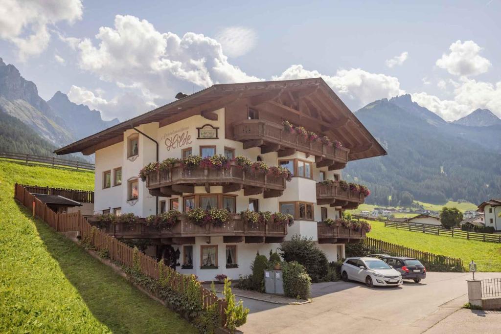 un gran edificio con balcones y flores. en Appartementhaus Hilde, en Neustift im Stubaital