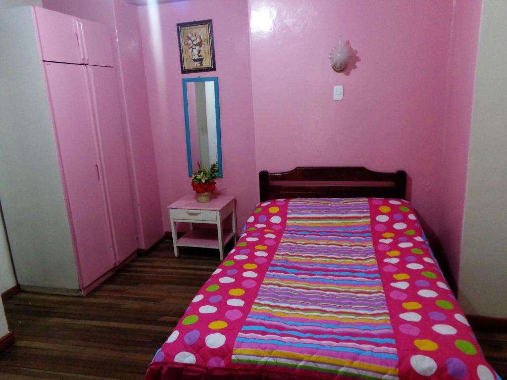 Postel nebo postele na pokoji v ubytování Hostal Yumbo Imperial