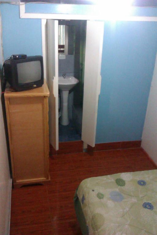 TV a/nebo společenská místnost v ubytování Hostal Yumbo Imperial