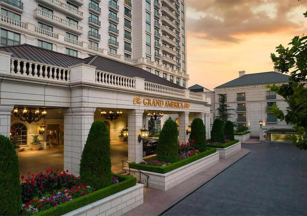 Blick auf das große Pacific Hotel und das Casino in der Unterkunft Grand America Hotel in Salt Lake City